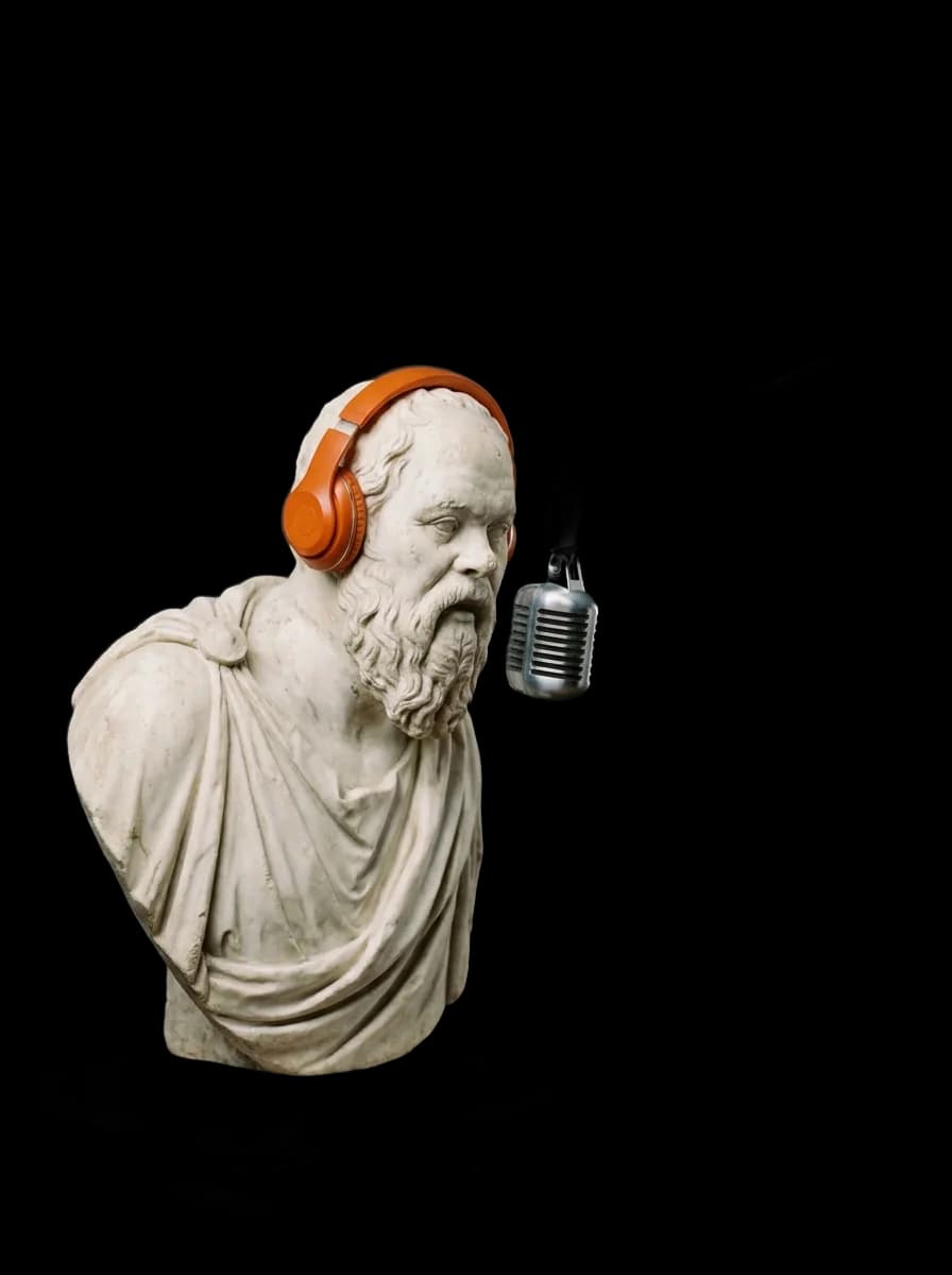 Statue grecque parlant dans un micro de podcast